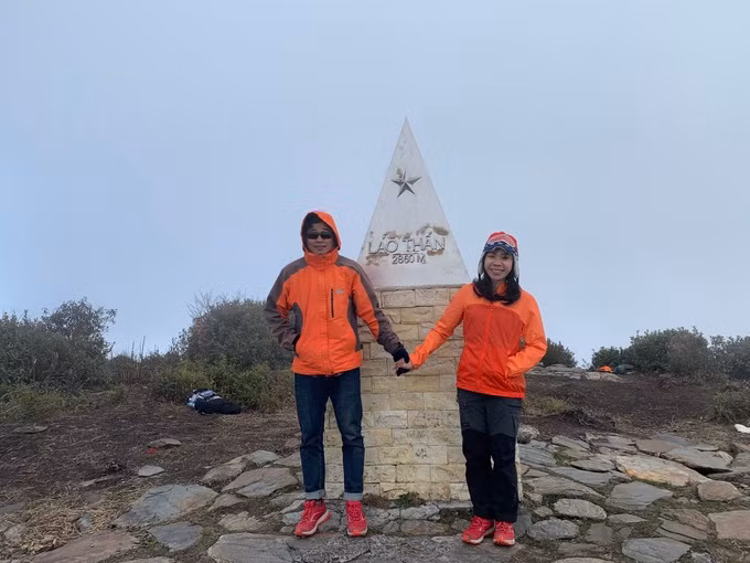 Cặp đôi chinh phục đỉnh Lảo Thẩn ở độ cao 2.860m (Ảnh: Cỏ).