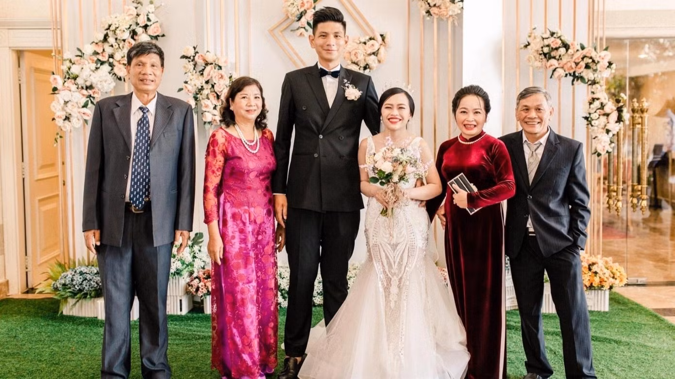 Ngày cưới của cặp đôi "đũa lệch", nhiều người tò mò đến xem chú rể cao gần 2 mét (Ảnh: NVCC).