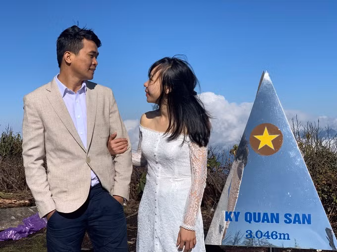 Cặp đôi check-in trên đỉnh Kỳ Quan San với trải nghiệm "nhớ đời" (Ảnh: Cỏ).
