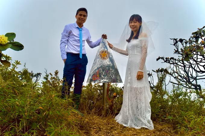 Bức hình lưu giữ kỉ niệm của cặp đôi Sài Gòn sau hành trình chinh phục đỉnh Tả Liên Sơn, Lai Châu (Ảnh: Cỏ).