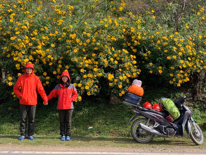 Anh Lập và chị Diễm quen nhau nhờ có chung sở thích du lịch bụi, đam mê trekking, leo núi. Tính cách của họ cũng có sự tương đồng, hơi dân dã, phóng khoáng và hài hước (Ảnh: Cỏ).