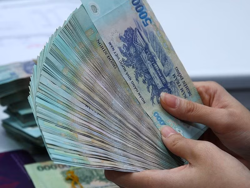 Nhiều ngân hàng có lãi suất gửi tiết kiệm hấp dẫn kèm điều kiện.