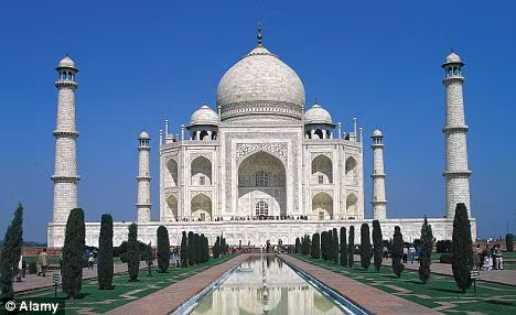 Đền Taj Mahal hàng năm thu hút 4 triệu người đến tham quan