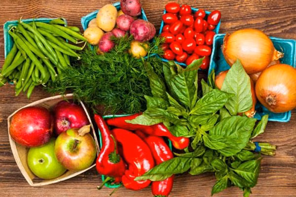 Nhiều loại rau củ có sẵn với giá rất rẻ tại các chợ Việt Nam có tác dụng giảm huyết áp rất tốt. Ảnh minh họa: Internet