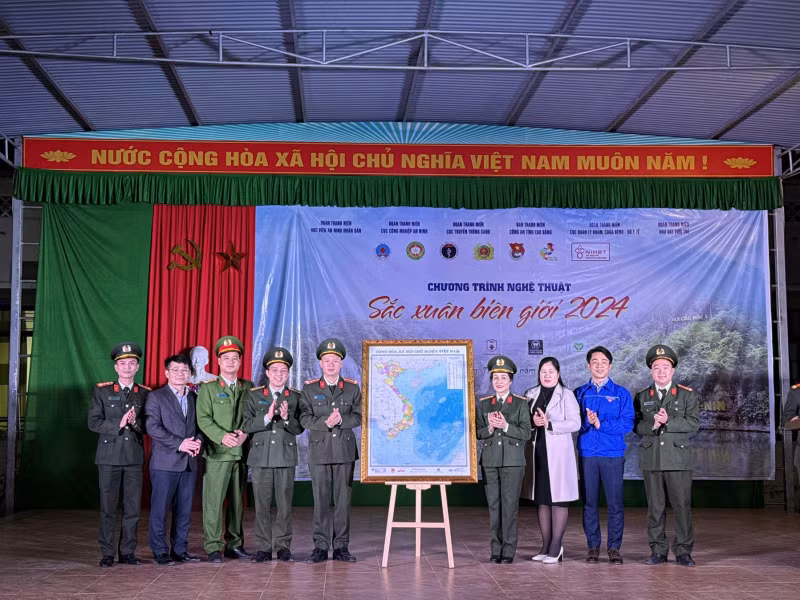 Đại tá Nguyễn Thúy Quỳnh, Phó Bí thư Đảng ủy, Phó Cục trưởng Cục Truyền thông CAND và đại diện tuổi trẻ các đơn vị trao bản đồ hành chính Việt Nam tặng thị trấn Xuân Hòa, huyện Hà Quảng.