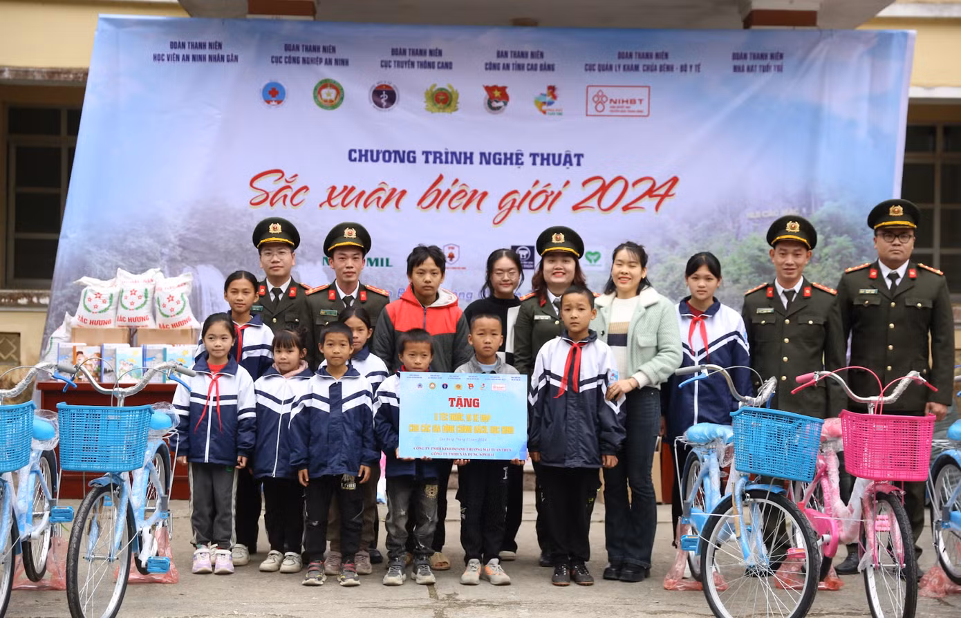 Đoàn công tác trao những chiếc xe đạp cho học sinh.
