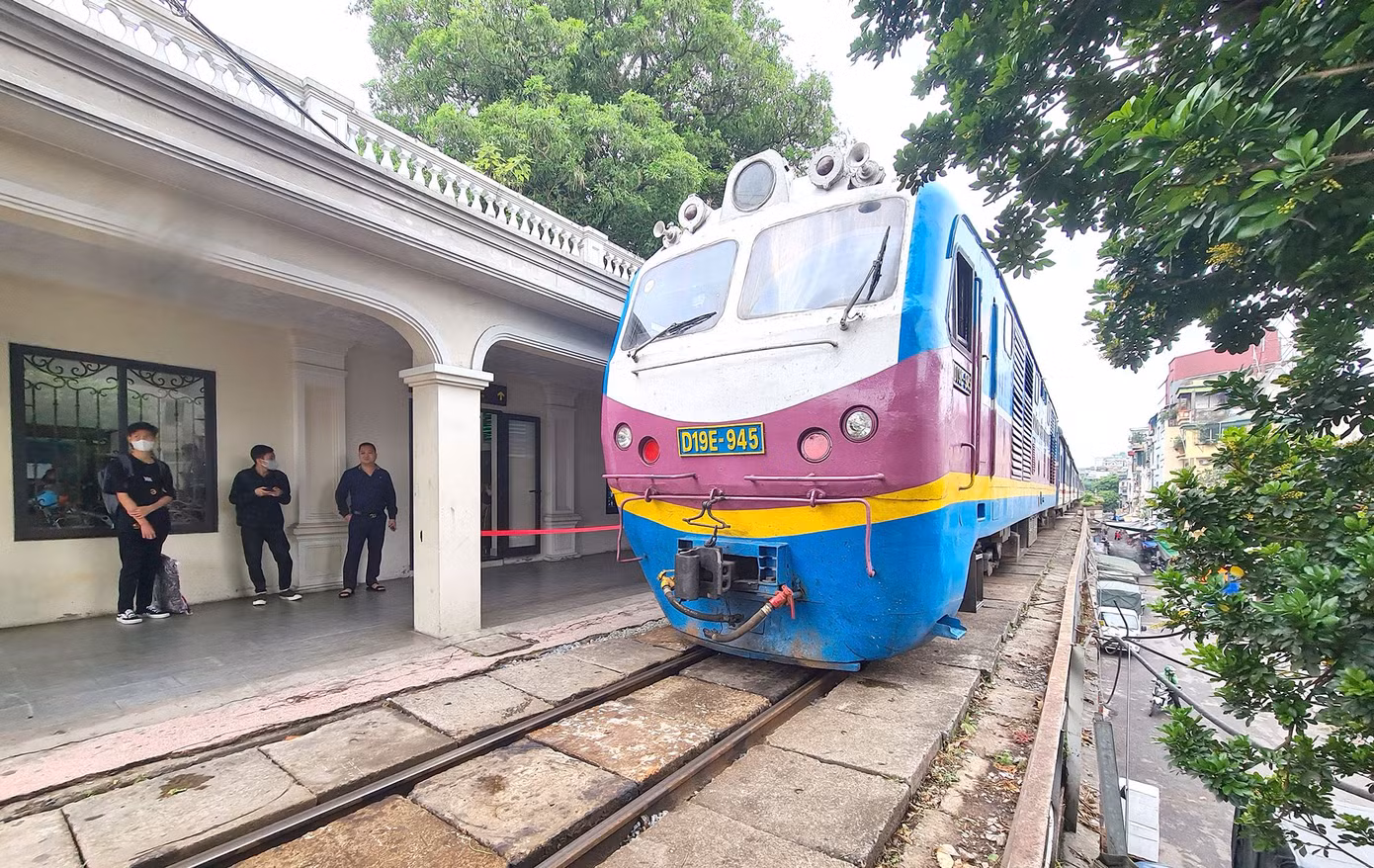 Thị phần vận tải khách của đường sắt ngày càng thấp so với các loại phương tiện giao thông khác (Ảnh: H.Việt).
