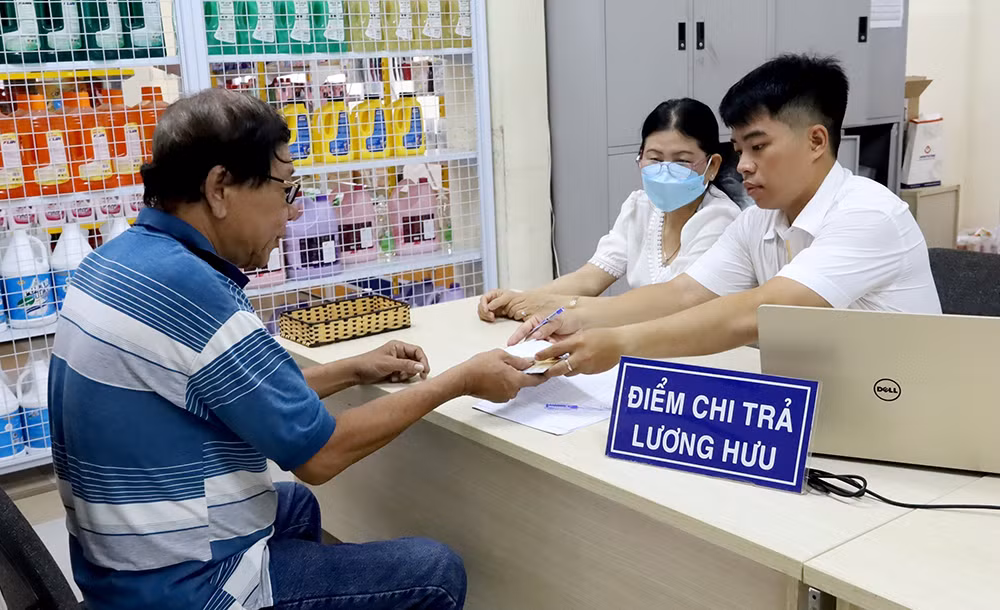 Toàn bộ người nhận lương hưu, trợ cấp hằng tháng qua tài khoản đã nhận được lương theo mức tăng mới, riêng người nhận trực tiếp sẽ triển khai theo lịch từng địa phương.