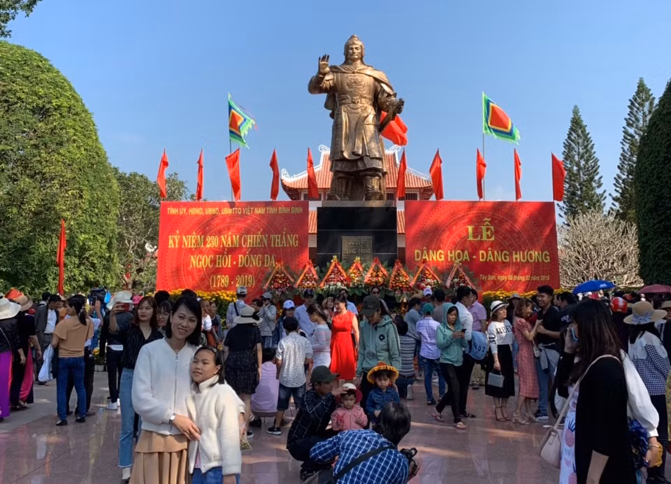 Hàng vạn người về dự Lễ hội Đống đa Tây Sơn ảnh 1
