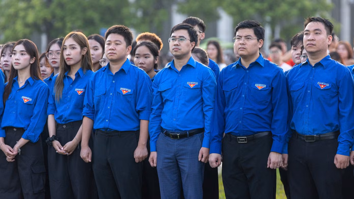 Anh Bùi Hoàng Tùng - Bí thư Đoàn Khối các cơ quan T.Ư (thứ ba từ phải sang) và anh Hoàng Đức Nam - Bí thư Đoàn Thanh niên cơ quan T.Ư Đoàn (thứ hai từ phải sang) cùng các đoàn viên thanh niên tham gia lễ chào cờ.