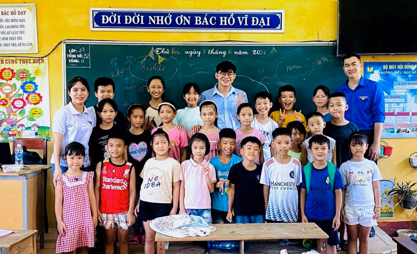 Lớp học trong chương trình "Mang tiếng Anh đến cho em". Ảnh: BTC
