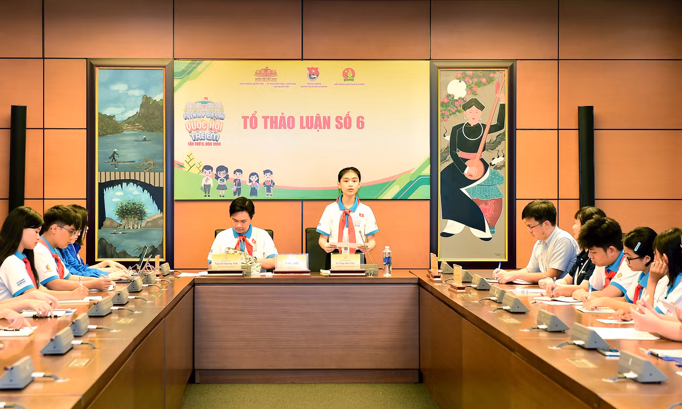 Các đại biểu thảo luận tại tổ số 6. Ảnh: Xuân Tùng