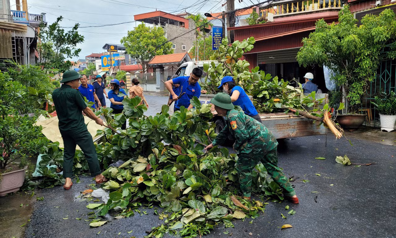Đoàn viên thanh niên thu dọn cây gãy đổ sau bão YAGI. Ảnh: TĐTB