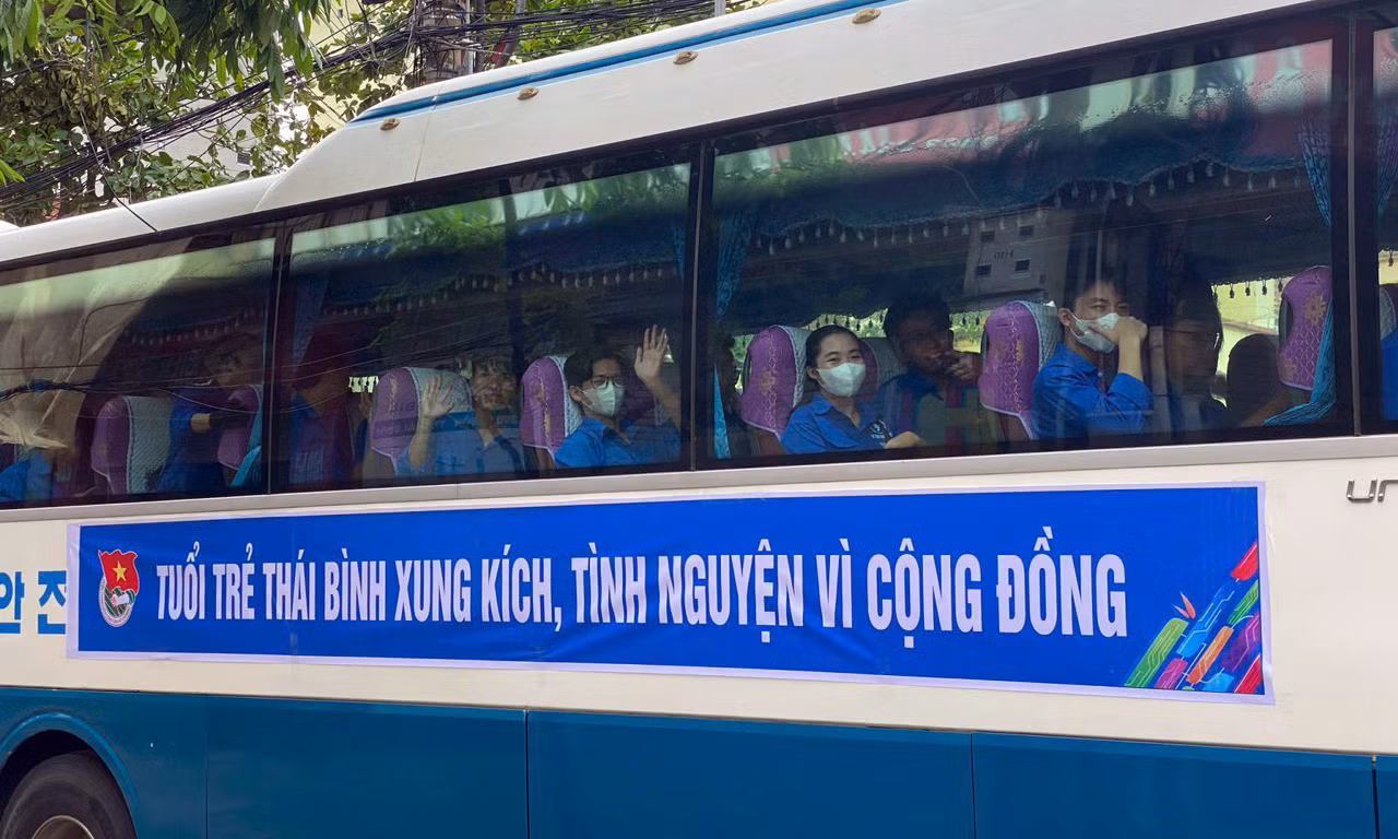 "Áo xanh" lên đường xuống cơ sở khắc phục hậu quả mưa bão sáng 8/9. Ảnh: TĐTB