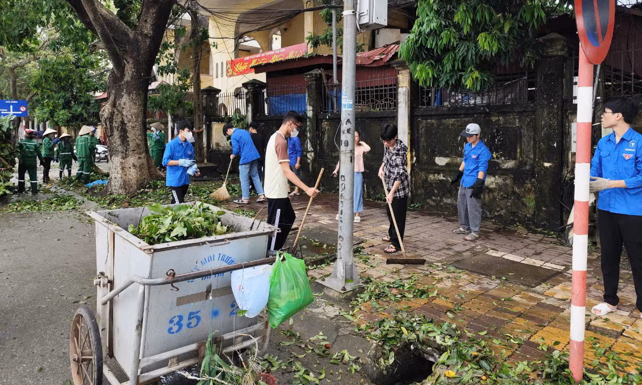 Đoàn viên thanh niên thu dọn cây gãy đổ sau bão YAGI. Ảnh: TĐTB
