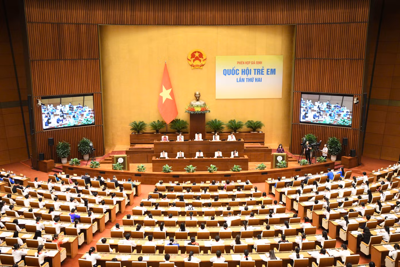 Các đại biểu tham gia phiên chất vấn Phiên họp giả định “Quốc hội trẻ em” lần thứ II. Ảnh: Như Ý