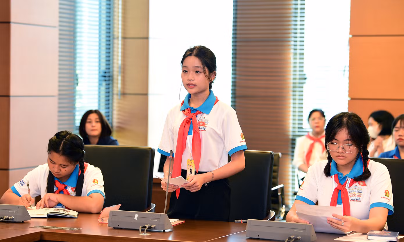 Đại biểu tại tổ thảo luận số 6 đã nêu nhiều đề xuất, giải pháp nhằm góp phần phòng chống tác hại của thuốc lá, chất kích thích, nhất là trong môi trường học đường. Ảnh: Xuân Tùng