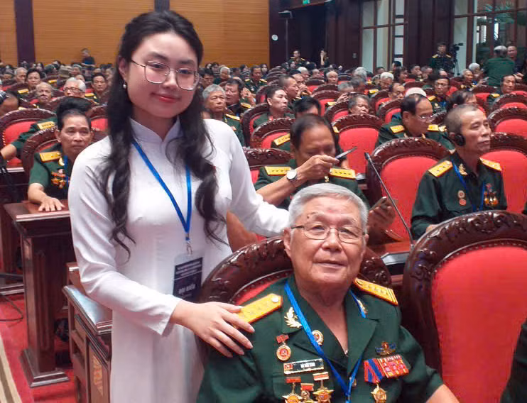 Gia Linh biết được nhiều câu chuyện về đất nước Lào từ ông bà nội. Ảnh: NVCC