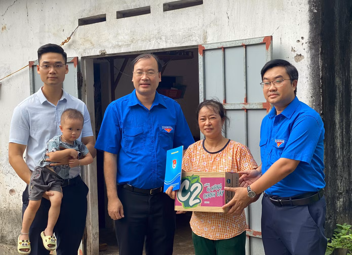 Tỉnh Đoàn Thái Bình tặng quà, hỗ trợ người dân phòng chống bão lũ trong ngày 6/9. Ảnh: TĐTB