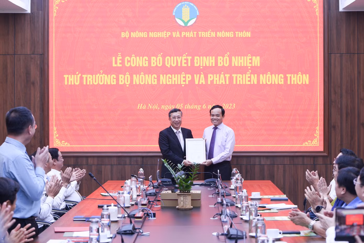 Phó Thủ tướng Trần Lưu Quang trao quyết định bổ nhiệm Thứ trưởng Bộ NN&amp;PTNT cho ông Hoàng Trung.