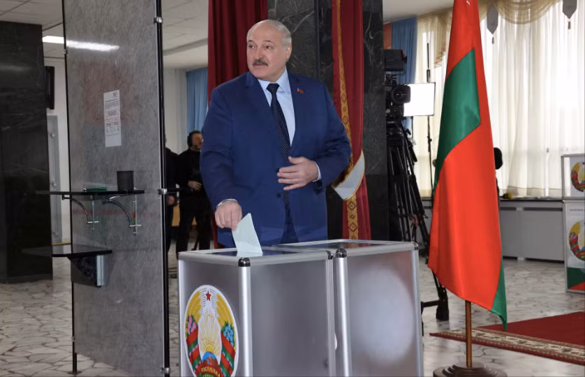 Tổng thống Belarus Alexander Lukashenko tại một điểm bỏ phiếu. (Ảnh: Reuters)