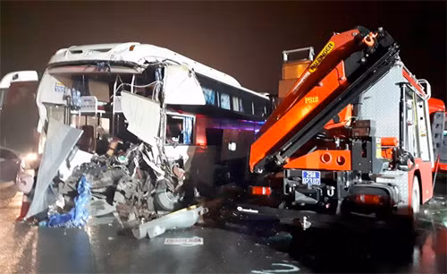 Xe khách đâm xe cứu hoả trên cao tốc Pháp Vân chạy tốc độ 88 km/h ảnh 1
