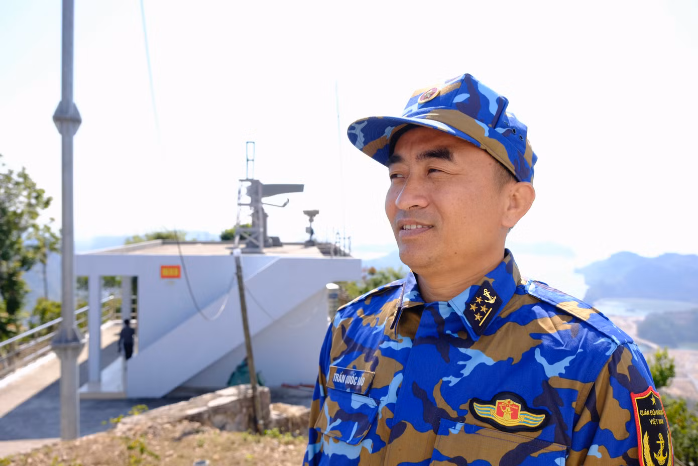 Niềm vui Xuân đến với những người lính radar. Ảnh: Châu Linh