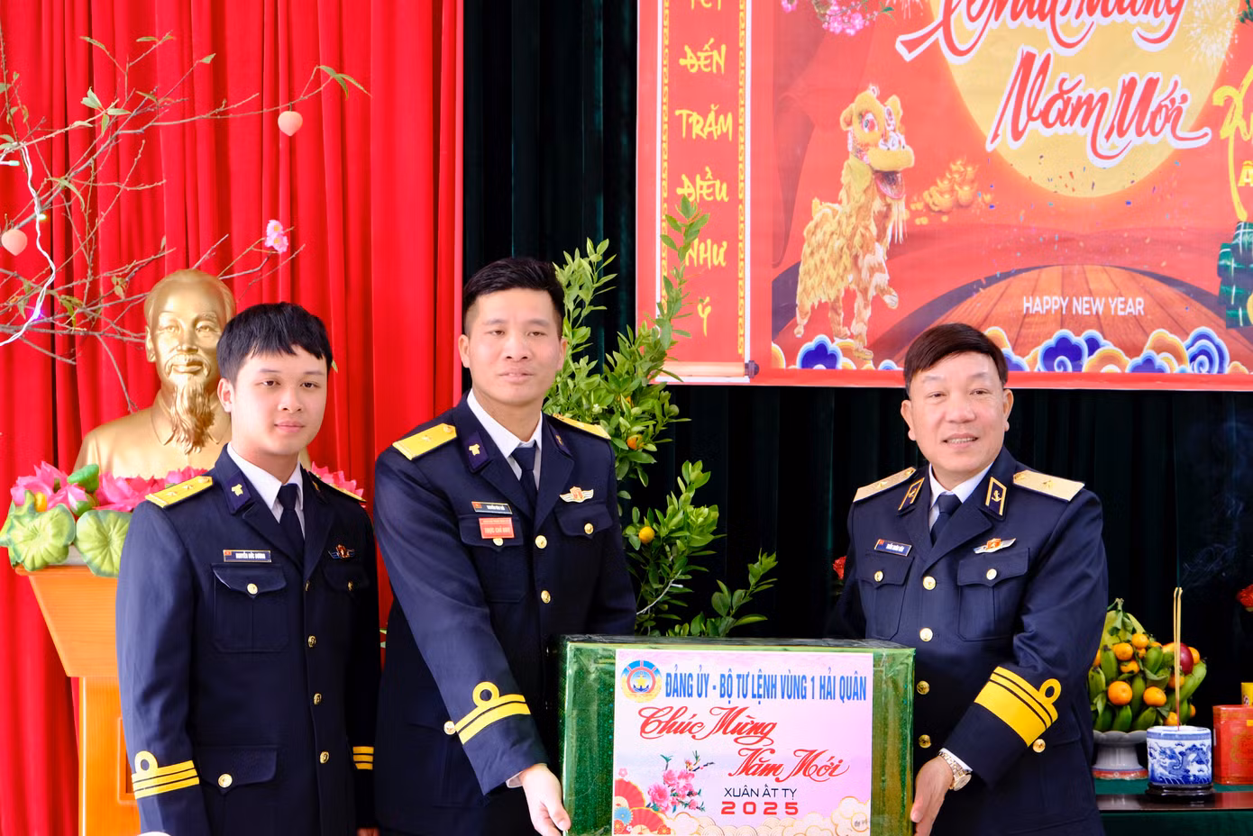 Chuẩn Đô đốc Trần Xuân Văn - Bí thư Đảng ủy, Chính ủy Vùng 1 Hải quân, tặng quà cán bộ, chiến sĩ Trạm radar 495. Ảnh: Châu Linh