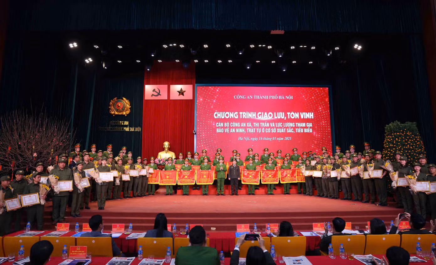 48 tập thể, 191 cá nhân được CATP tặng Giấy khen vì đã có thành tích xuất sắc, tiêu biểu trong công tác bảo vệ an ninh, trật tự ở cơ sở năm 2024.