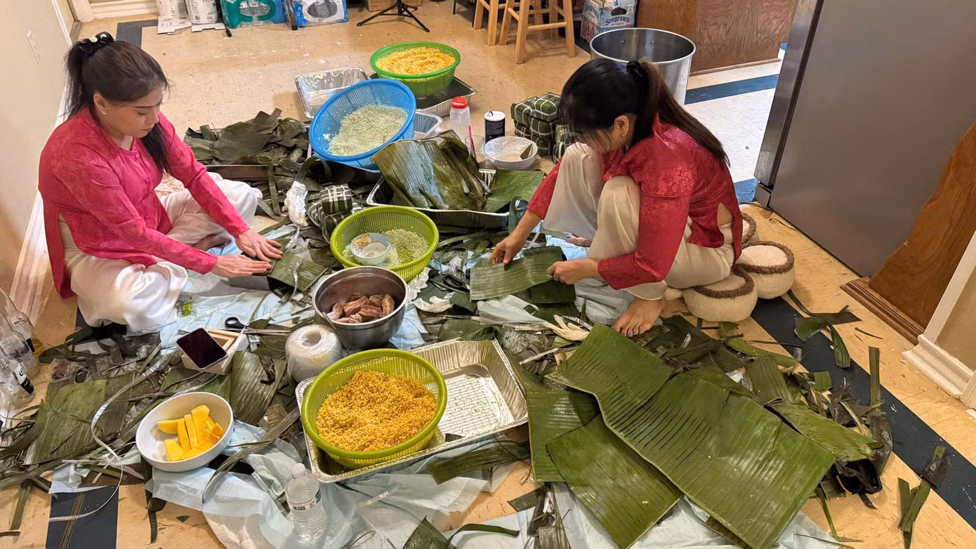 Gia đình Thu An mặc áo dài, cùng nhau gói bánh chưng đón Tết.