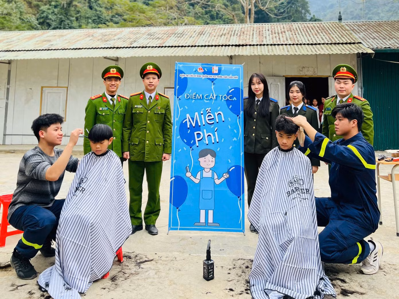 Tuổi trẻ Trường Đại học Phòng cháy chữa cháy vừa tổ chức cắt tóc miễn phí, tặng quà sinh kế, làm tủ sách cho em… tại một trong những xã vùng cao biên giới của huyện Nậm Nhùn, tỉnh Lai Châu.