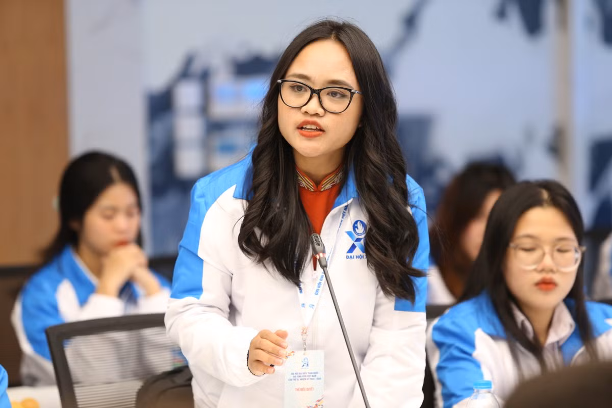 Từng muốn từ bỏ về “bám nương rẫy”, bằng nội lực mạnh mẽ, cô gái Gié Triêng Y Un Diễm đã vươn đến giấc mơ của mình, trở thành "bông hoa 5 tốt" của buôn làng Tây Nguyên góp vào "vườn hoa 5 tốt" cấp Trung ương năm nay.