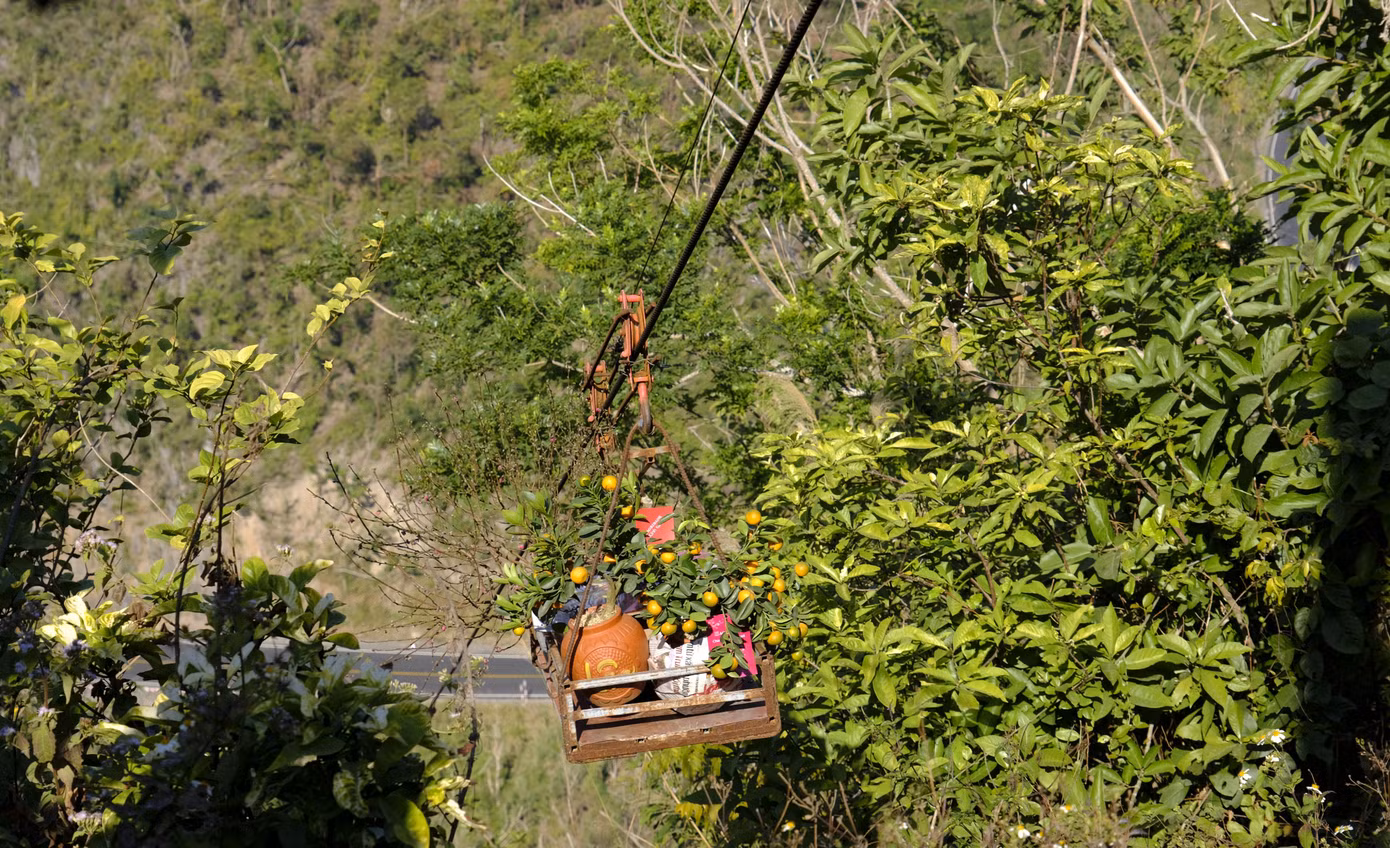 Chiếc tời mang yêu thương, không khí Tết tới những người lính radar. Ảnh: Châu Linh