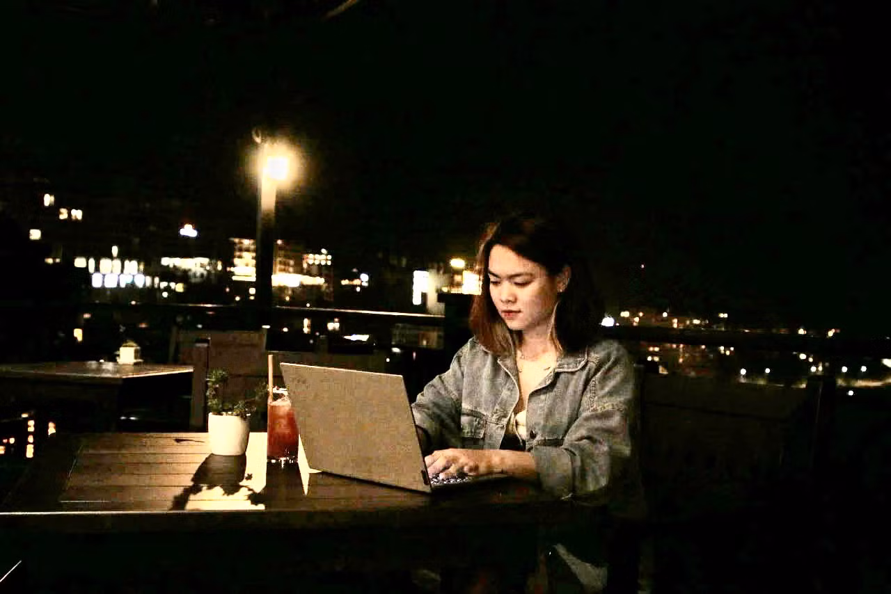 Thanh Hằng dễ dàng làm việc từ xa dịp Tết bằng hình thức trực tuyến.