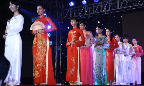 Phần thi trang phục truyền thống. Nữ áo dài, nam sơmi, áo vest
