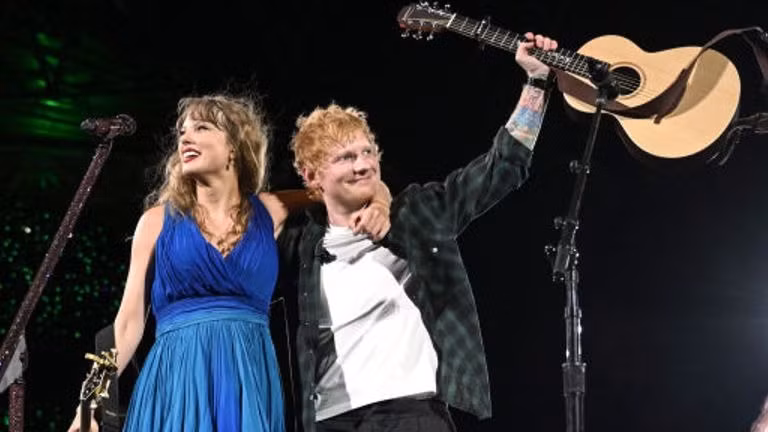 Taylor biểu diễn cùng Ed Sheeran trên sân khấu Eras Tour. Ảnh: Getty Images.