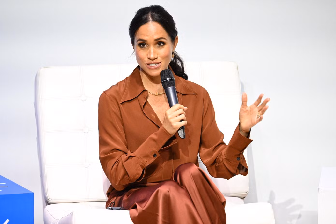 Meghan Markle mặc áo do Victoria Beckham thiết kế. Ảnh: Getty Images.