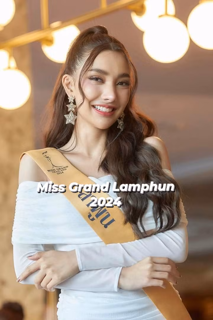 Miss Grand Lamphun 2024 Chutiya Chiarakul (trái) bị tước danh hiệu. Á hậu 1 Rattanarapee Thamjaikul (phải) được cử đi thay thế. Miss Grand Lamphun 2024 Chutiya Chiarakul (trái) bị tước danh hiệu. Á hậu 1 Rattanarapee Thamjaikul (phải) được cử đi thay thế.