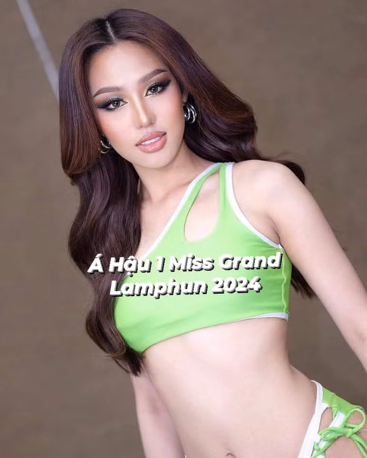 Miss Grand Lamphun 2024 Chutiya Chiarakul (trái) bị tước danh hiệu. Á hậu 1 Rattanarapee Thamjaikul (phải) được cử đi thay thế. Miss Grand Lamphun 2024 Chutiya Chiarakul (trái) bị tước danh hiệu. Á hậu 1 Rattanarapee Thamjaikul (phải) được cử đi thay thế.
