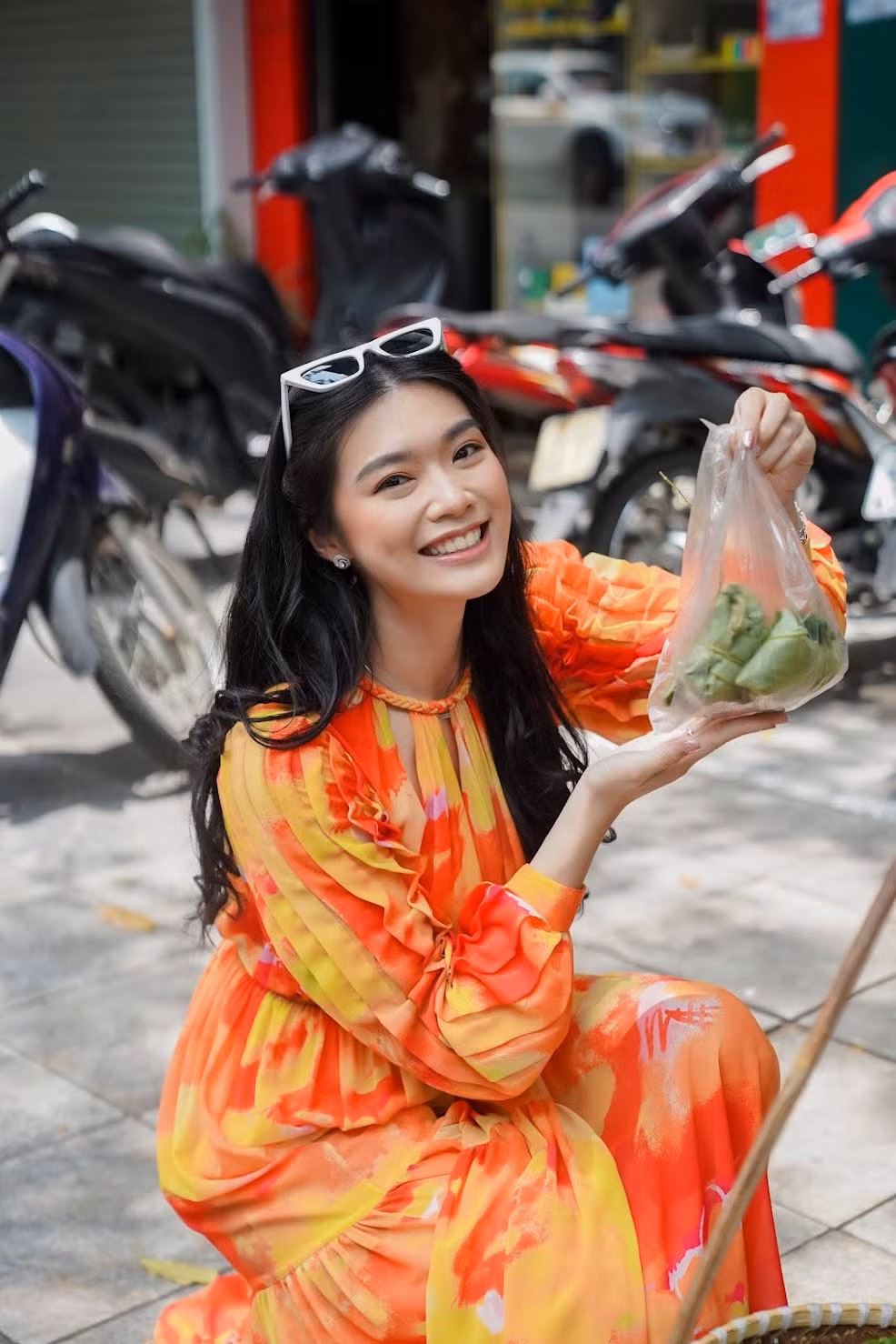 Cô thích thú trải nghiệm ẩm thực Hà thành.