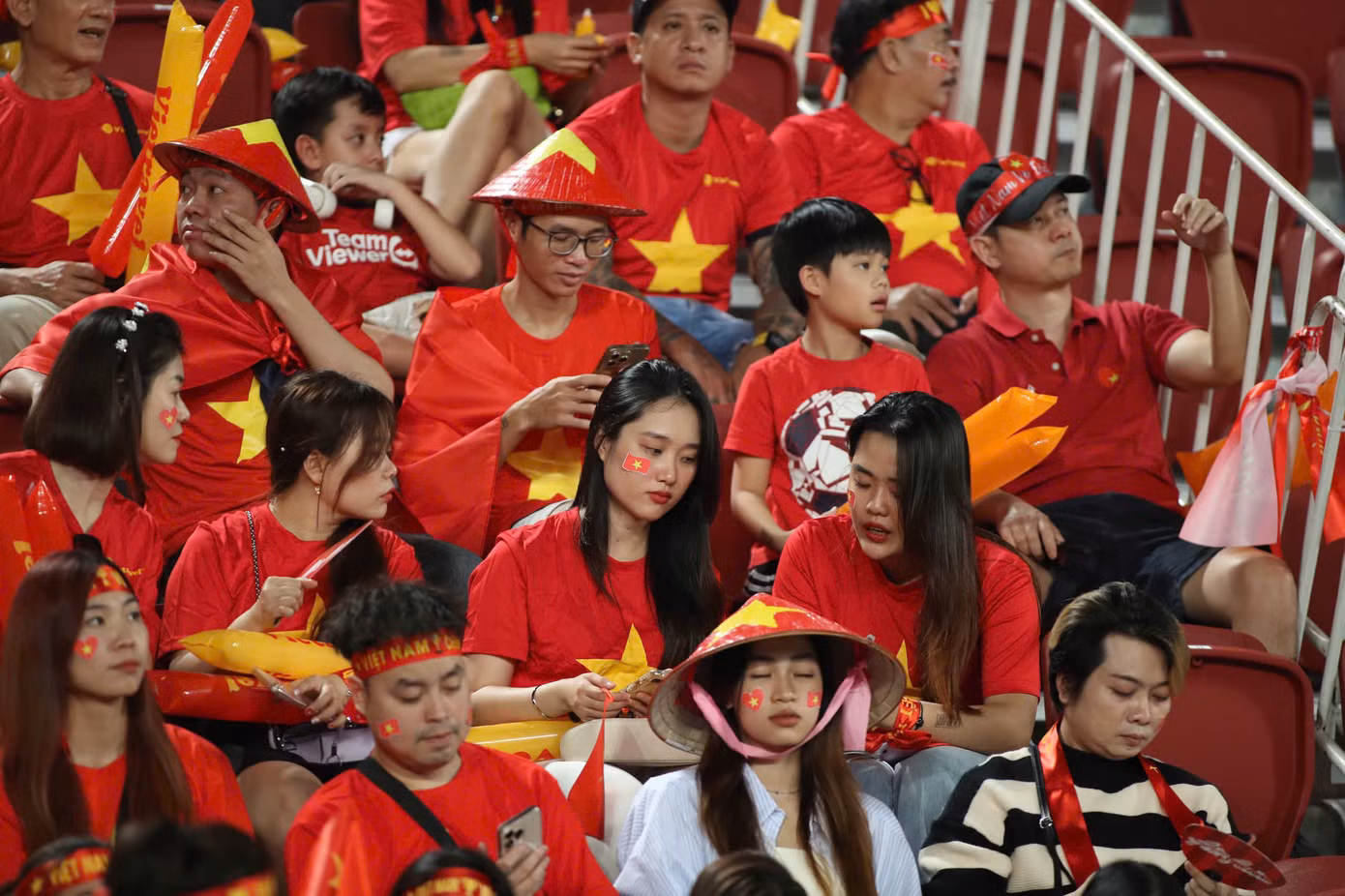 Những phần khán đài sân Rajamangala được "nhuộm đỏ" bởi cổ động viên Việt Nam.