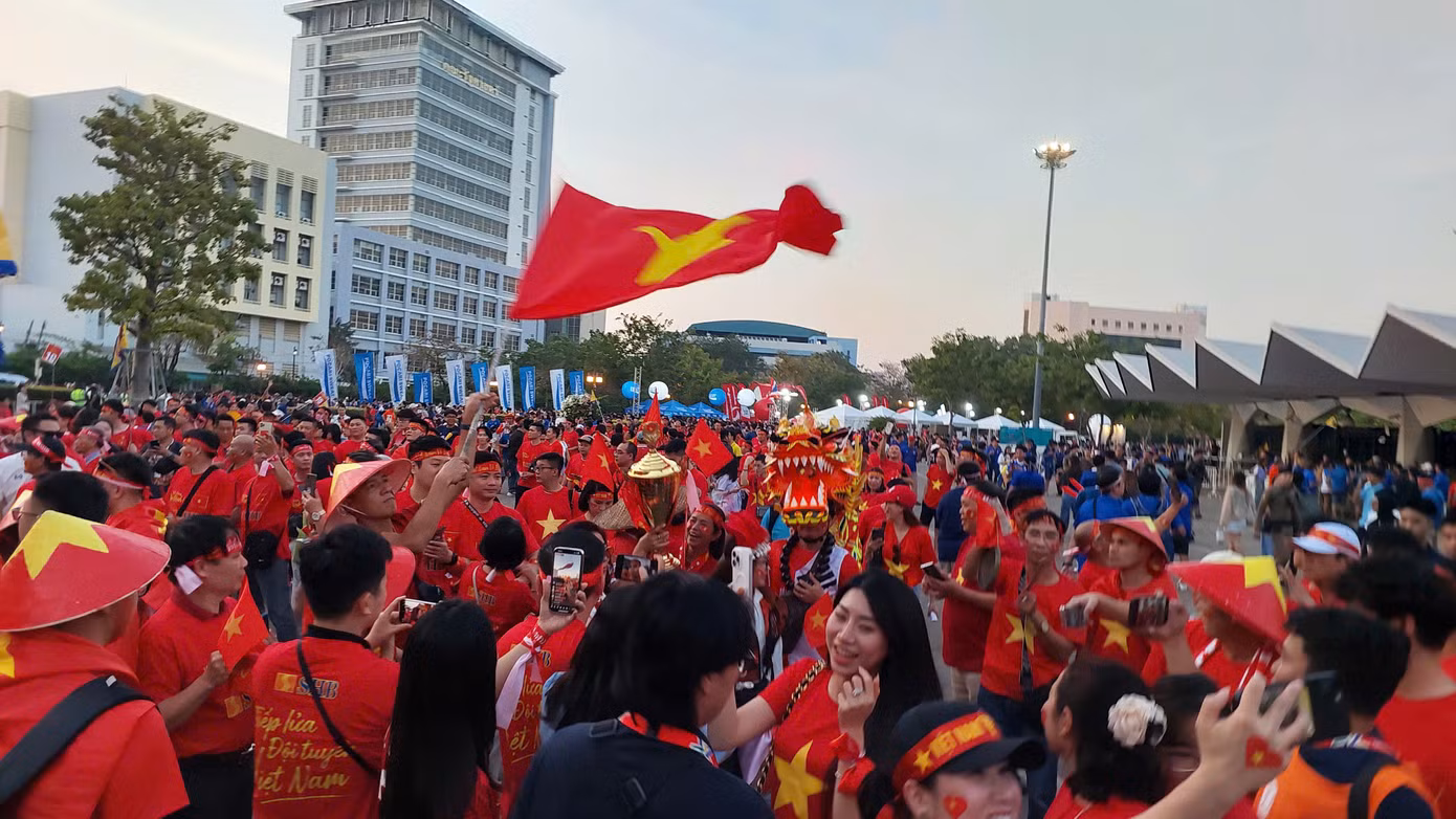 Ban tổ chức bắt đầu mở cửa đón cổ động viên vào sân Rajamangala từ 17h. Nhưng nhiều tiếng trước giờ bóng lăn, hàng nghìn người đã đổ về sân Rajamangala, trong đó có đông đảo người hâm mộ Việt Nam, để sẵn sàng cổ vũ cho trận chung kết lượt về ASEAN Cup 2024.