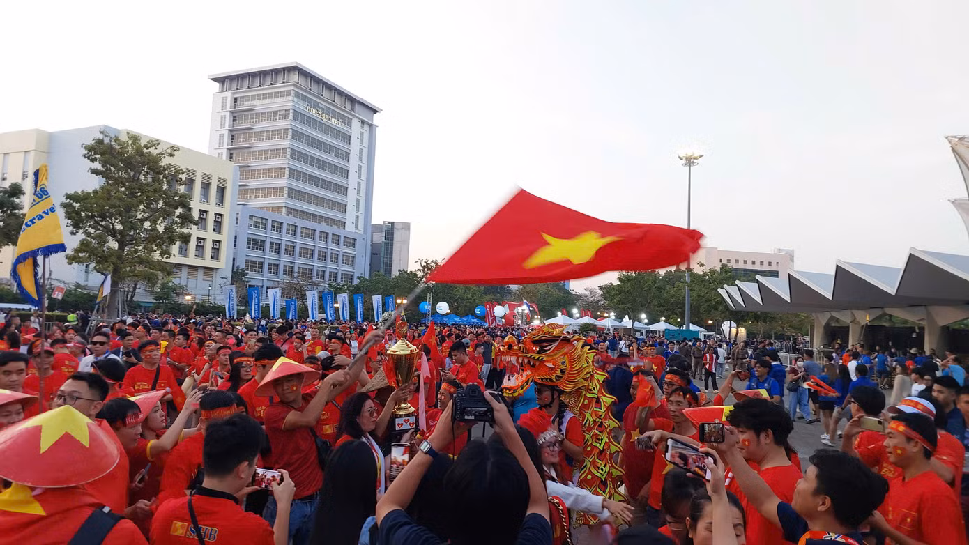 Cổ động viên Việt Nam đã không quản đường xa vượt hàng ngàn km, đem theo băng rôn, kèn, trống, nón lá và quốc kỳ Việt Nam để tiếp lửa cho đội nhà.