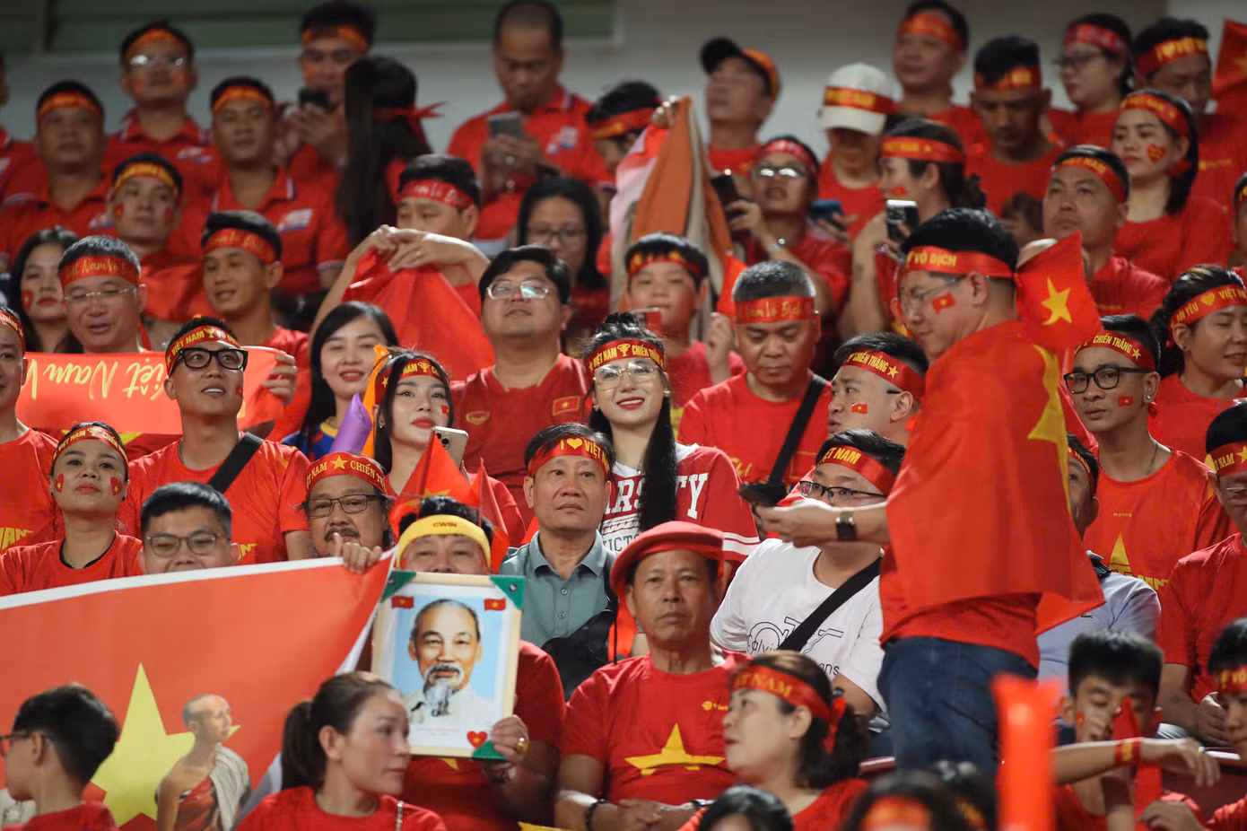 Người hâm mộ Việt Nam nhuộm đỏ khán đài Rajamangala ở chung kết lượt về ASEAN Cup 2024.