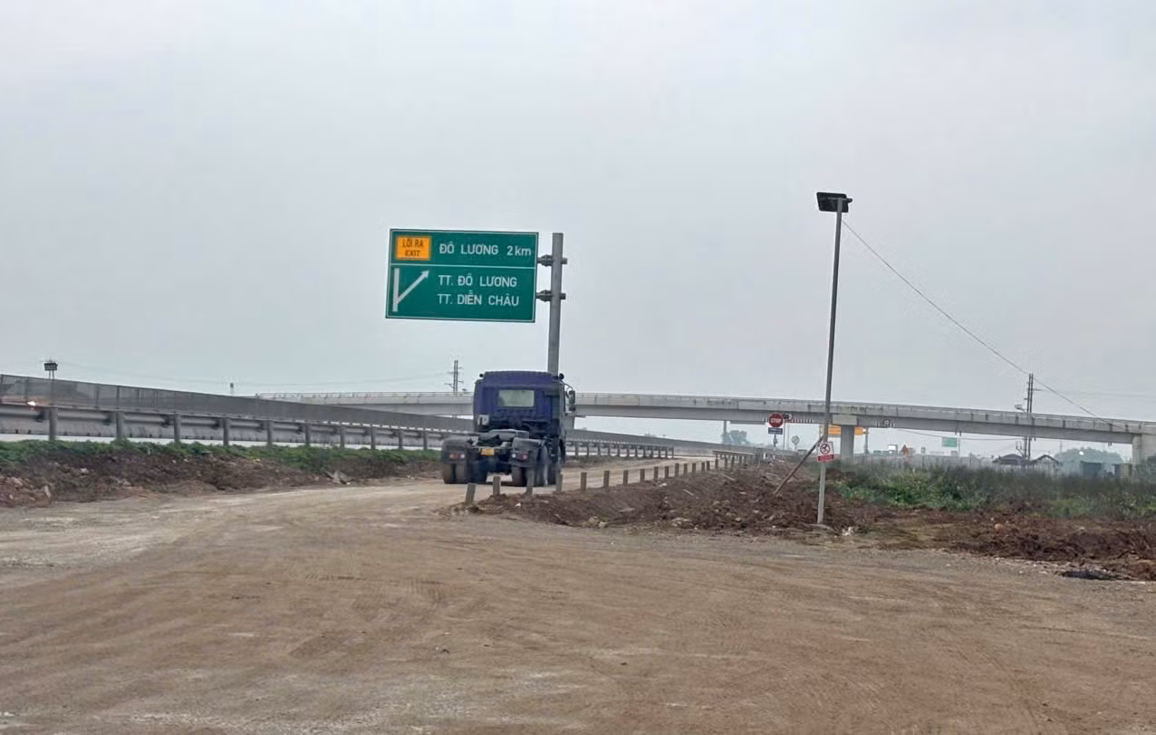 Mặc dù nhiều lần đốc thúc nhưng tiến độ xây trạm dừng nghỉ cao tốc Bắc - Nam vẫn chậm. Ảnh Lộc Liên.