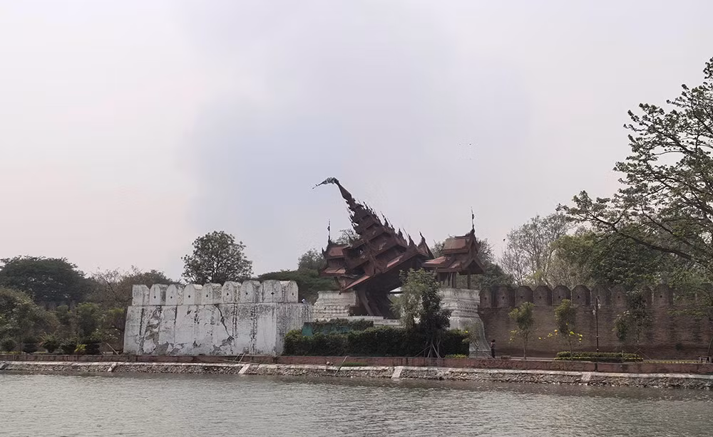 Hình ảnh một phần cung điện Mandalay nghiêng ngả sau động đất. Ảnh: Myanmar Now.