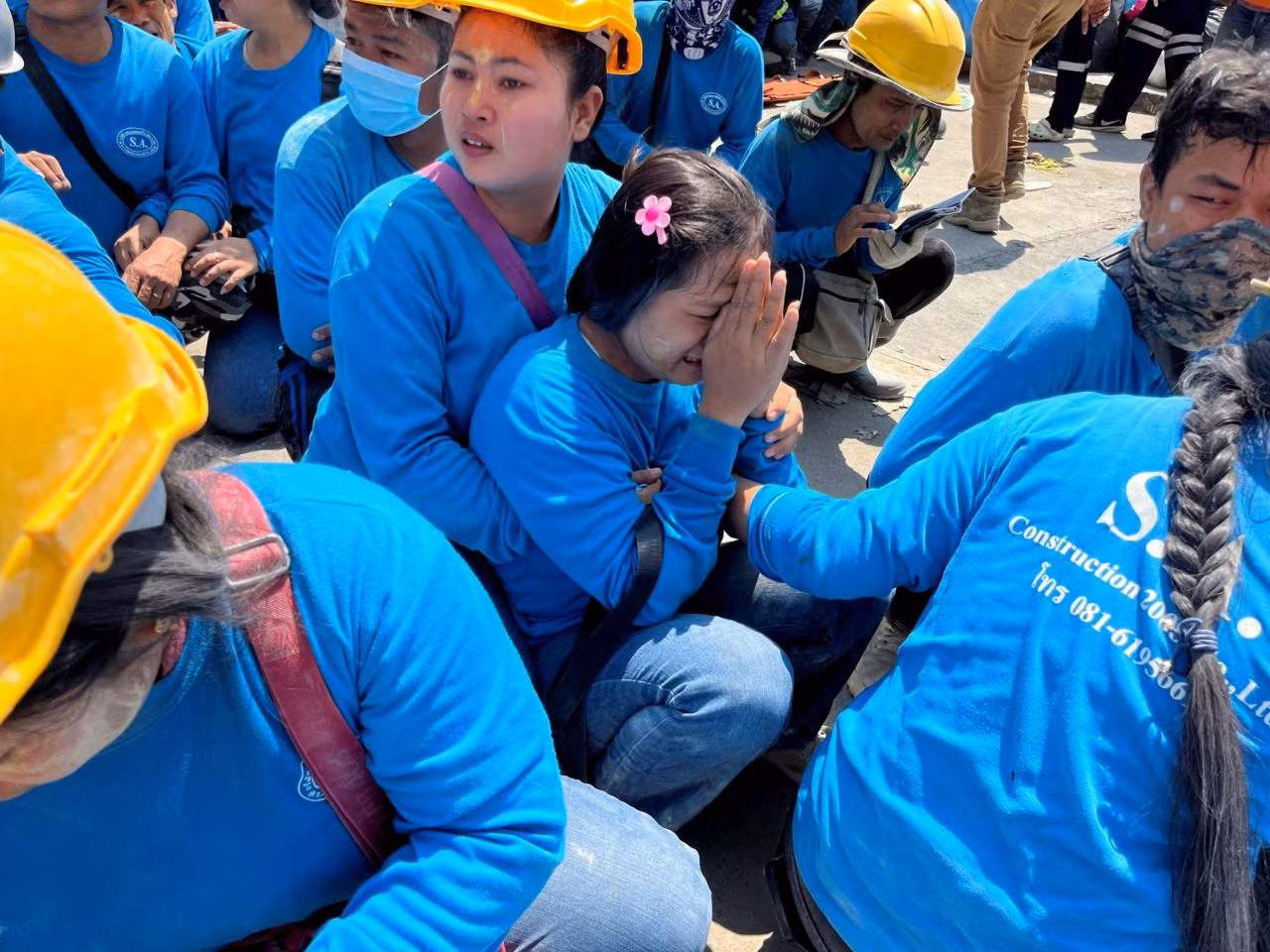 Những người phụ nữ bật khóc sau khi được đưa ra khỏi tòa nhà cao tầng đang xây dựng thì bị sập do ảnh hưởng bởi trận động đất mạnh 7,7 độ richter của Myanmar ở Bangkok. Ảnh: Reuters &amp; AP.