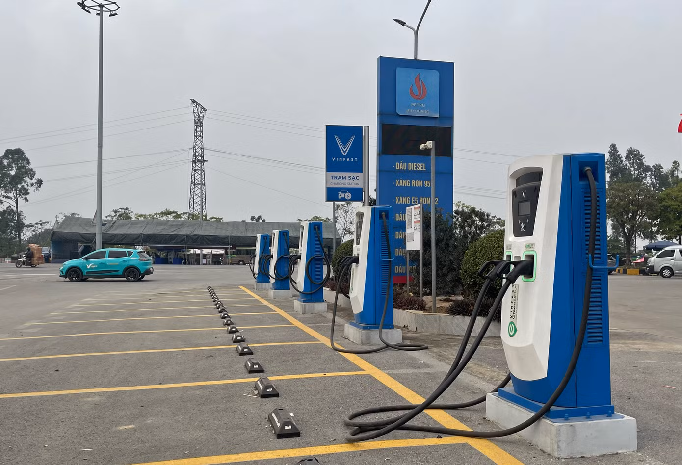 Sẽ xây dựng tiêu chuẩn riêng cho hệ thống trạm sạc điện tại các trạm dừng nghỉ, bến xe và các khu đô thị nhằm rút ngắn thời gian sạc. Ảnh: Lộc Liên.