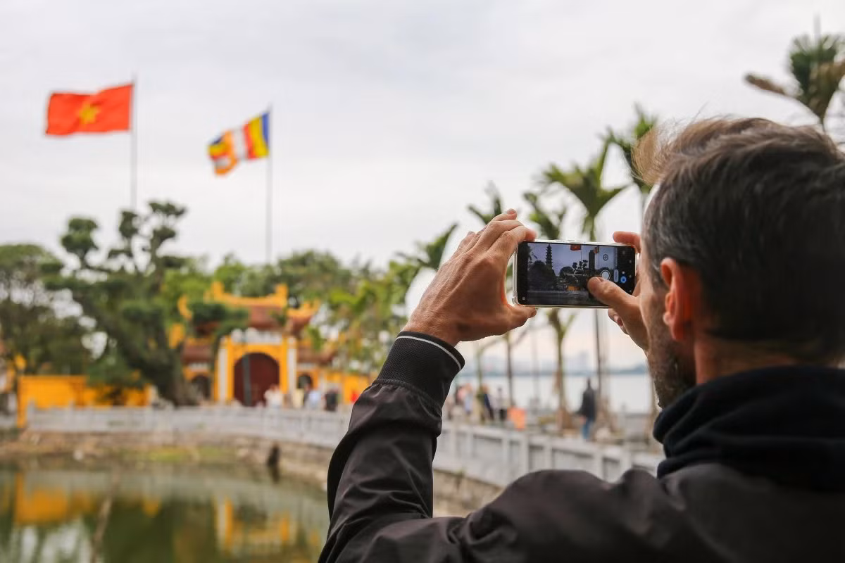 Việt Nam đang là quốc gia được ghé thăm nhiều thứ ba trong khu vực Đông Nam Á với 17,5 triệu lượt khách quốc tế vào năm ngoái - vượt qua Singapore. Ảnh: Bloomberg.
