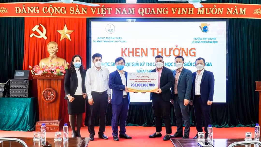 Đại diện Quỹ trao học bổng cho học sinh giỏi Quốc gia năm học 2020-2021